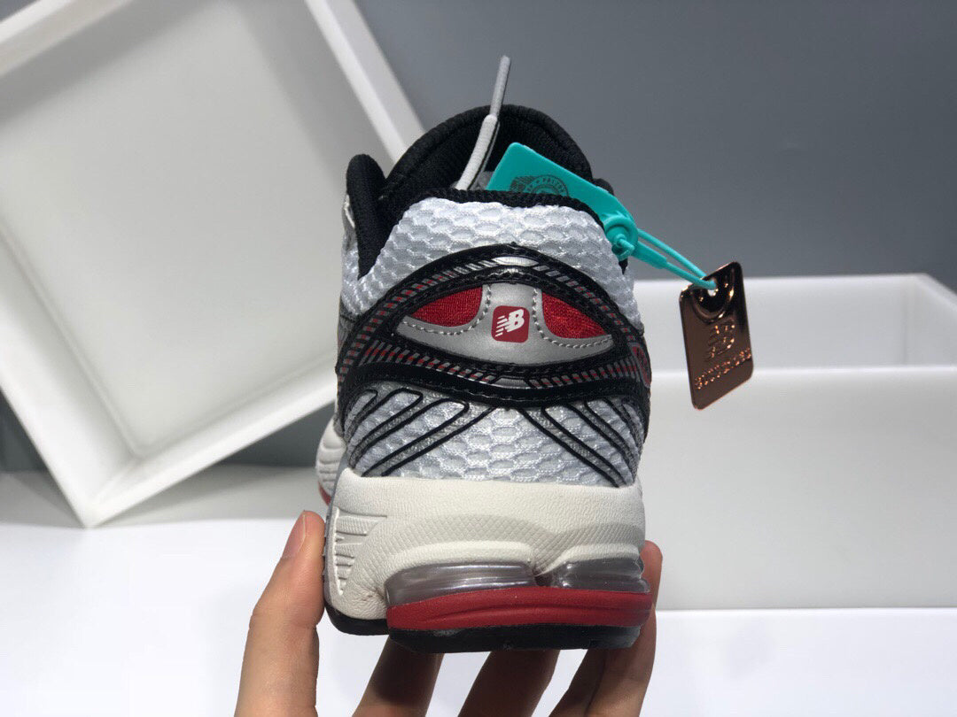 New Balance 860