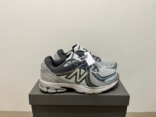 New Balance 860