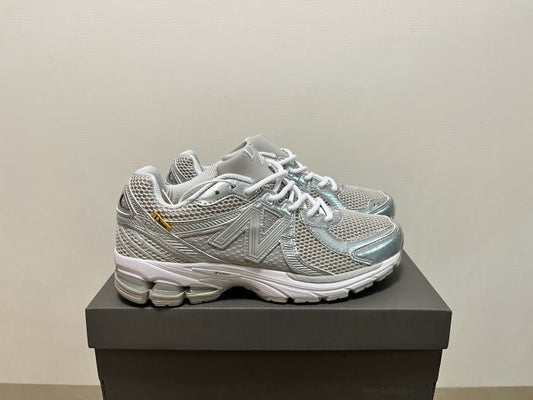 New Balance 860