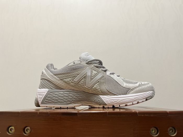 New Balance 860