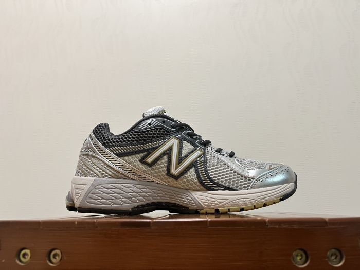New Balance 860