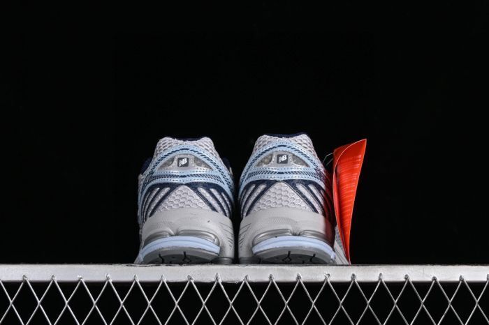 New Balance 860