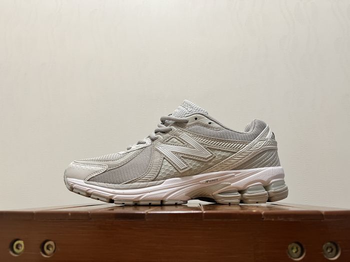 New Balance 860