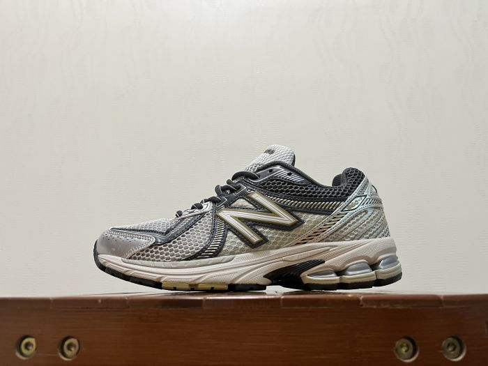 New Balance 860