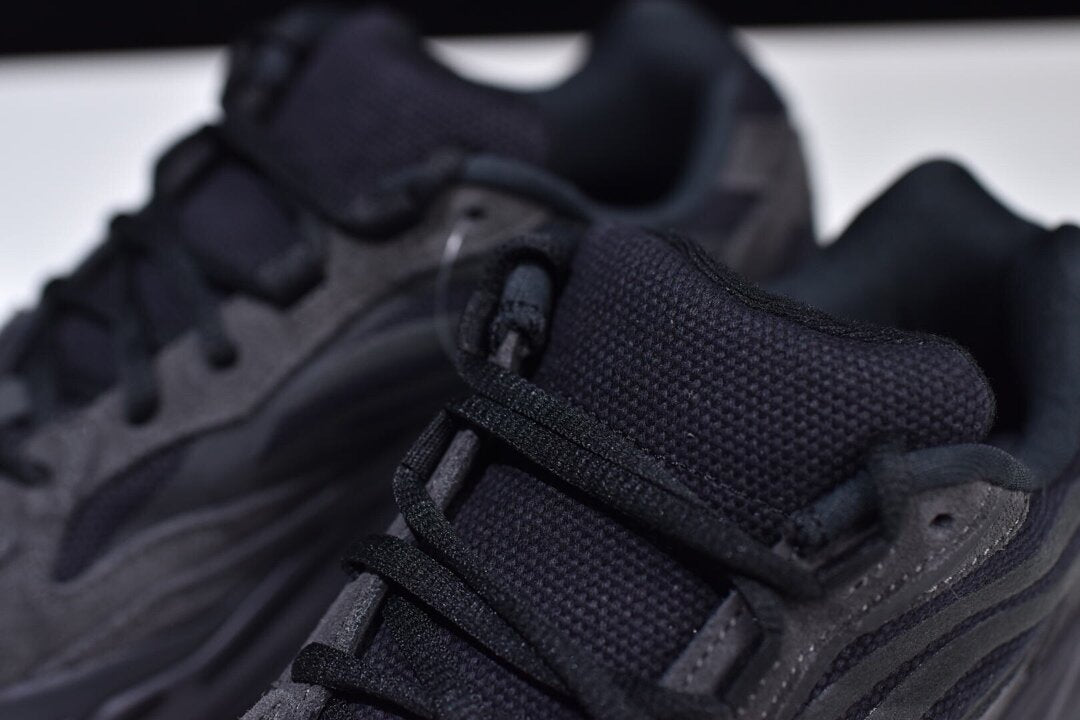 Adidas Vanta Shadow 700