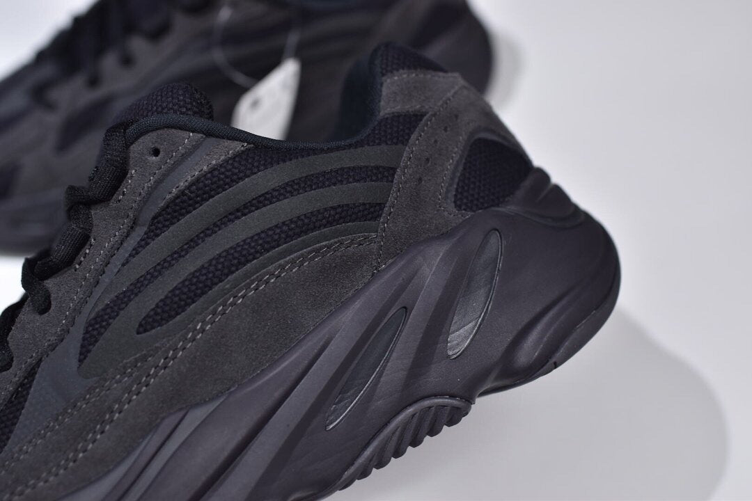 Adidas Vanta Shadow 700