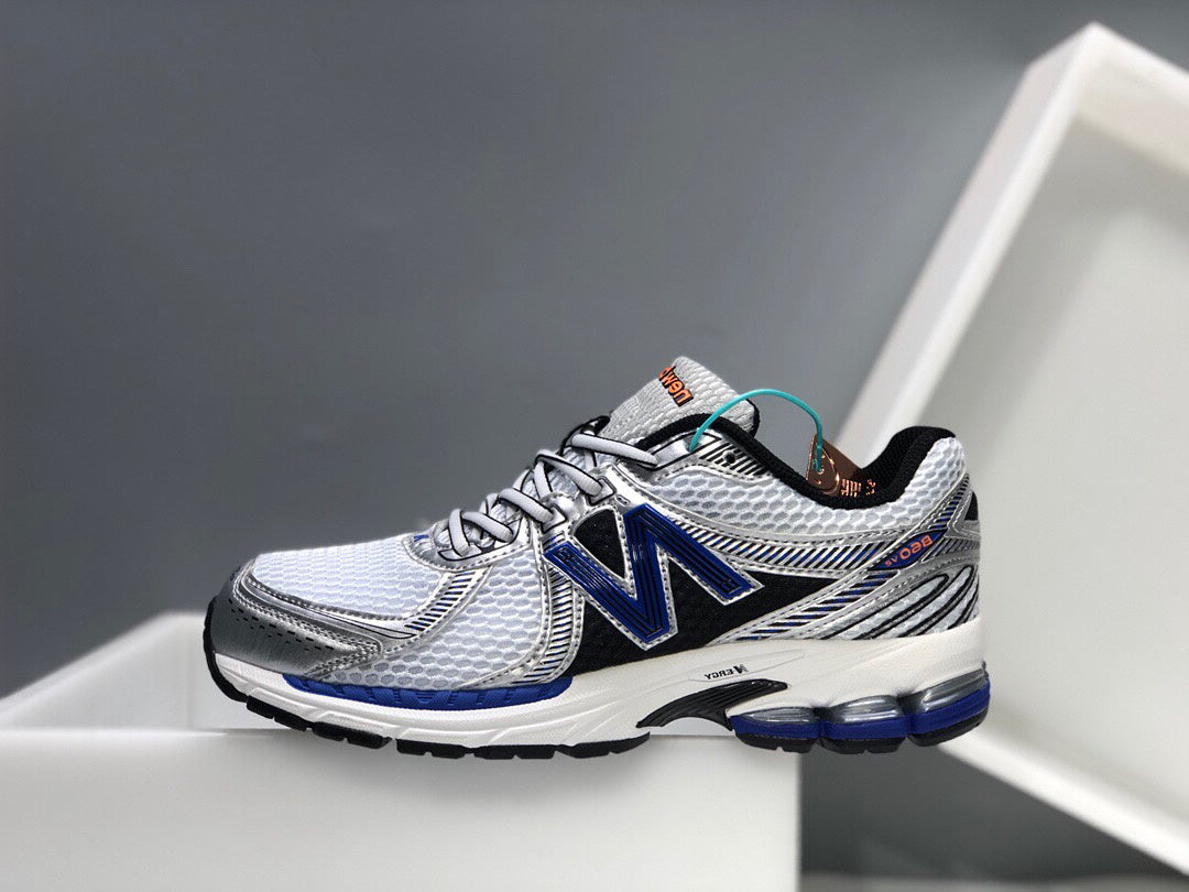 New Balance 860