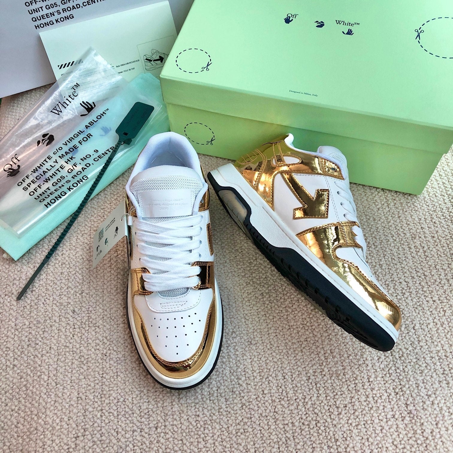 OFF-White Out of office