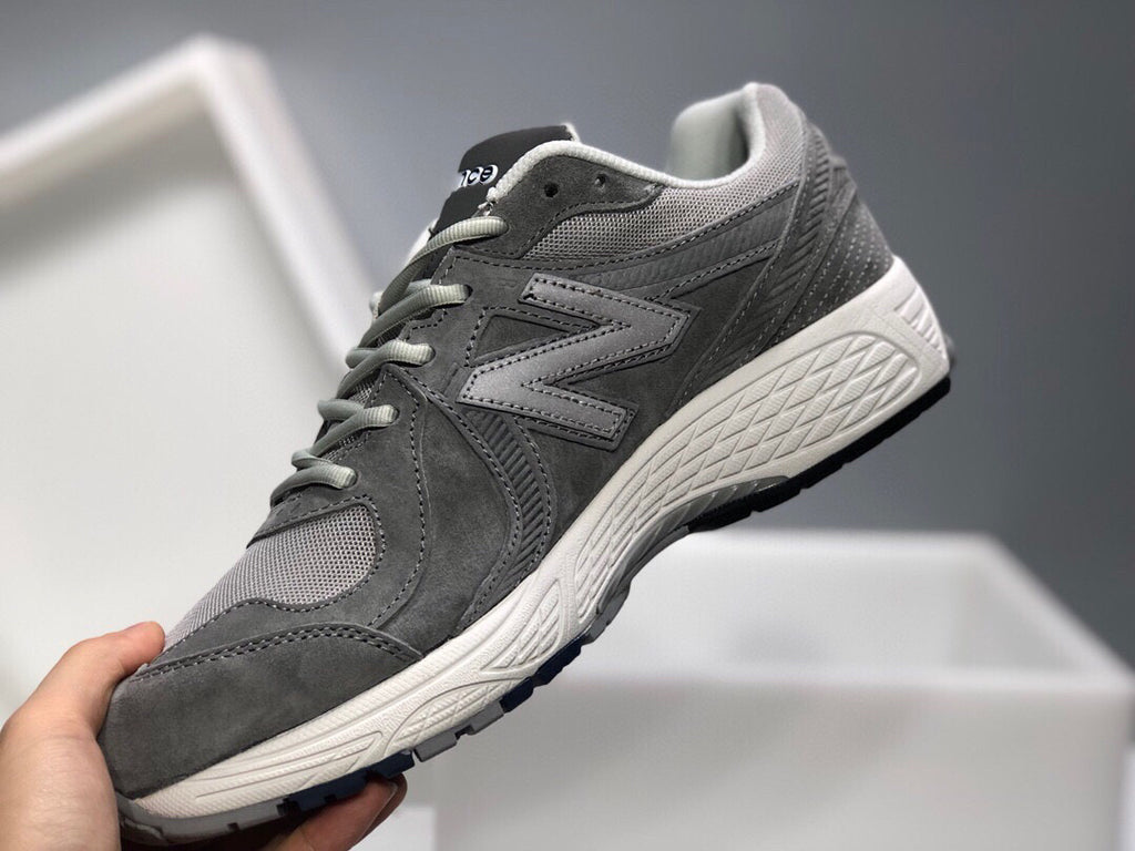 New Balance 860