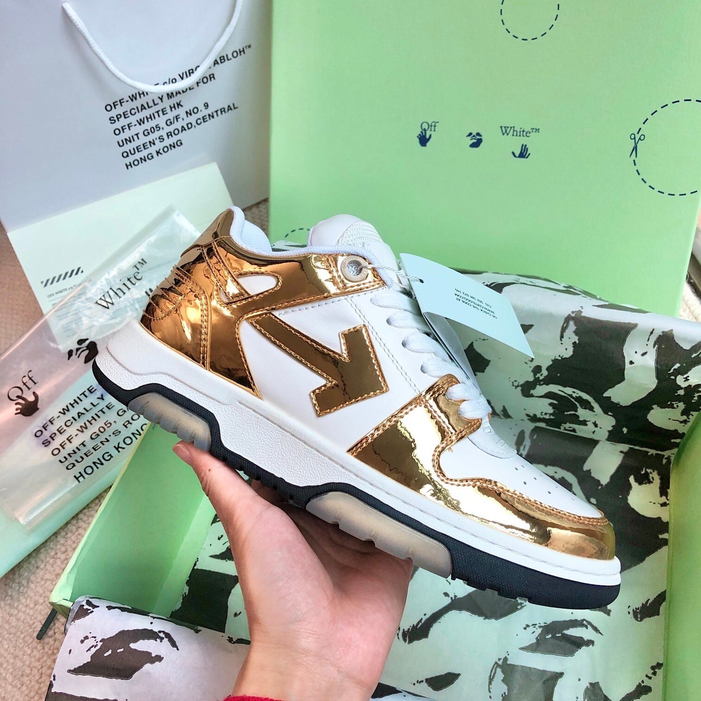 OFF-White Out of office