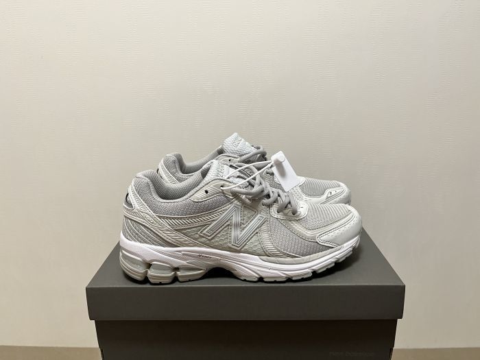 New Balance 860
