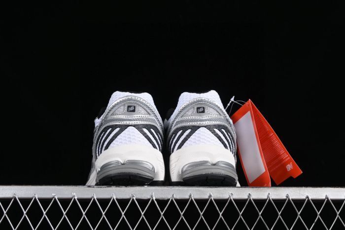 New Balance 860