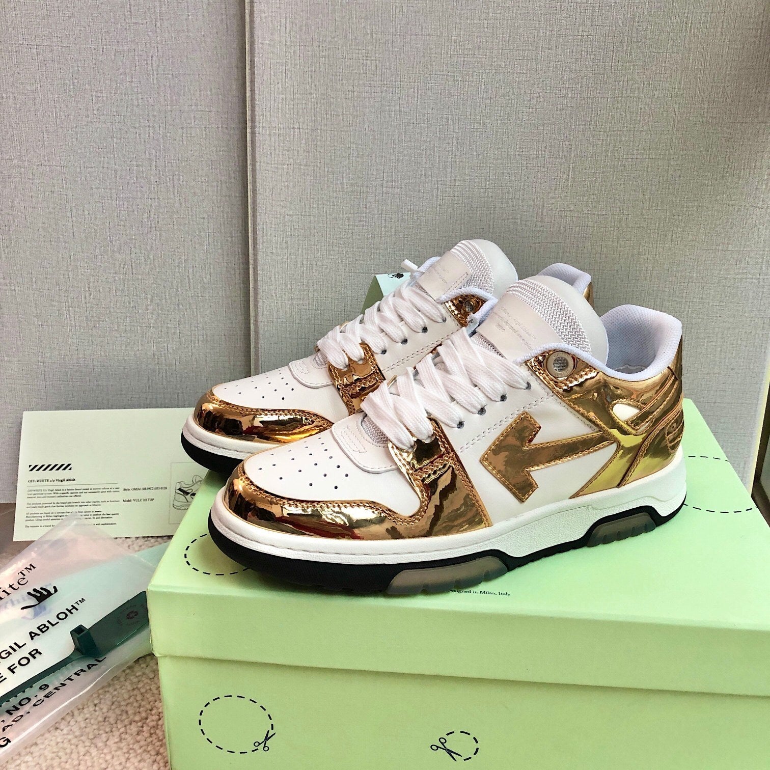 OFF-White Out of office
