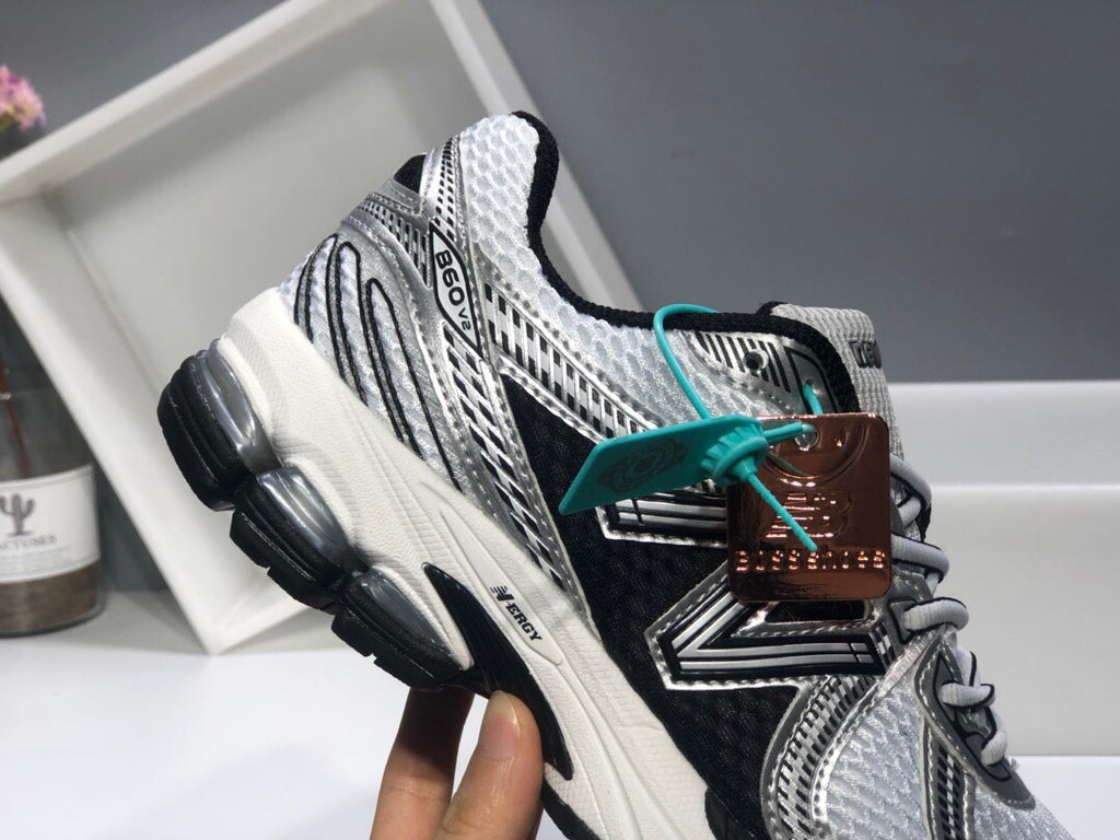 New Balance 860