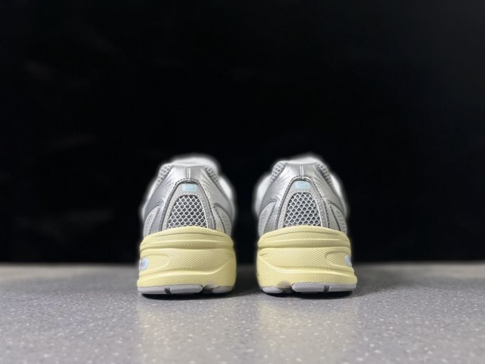 New Balance 740