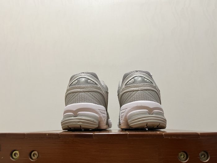 New Balance 860