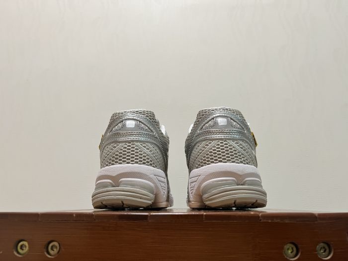 New Balance 860