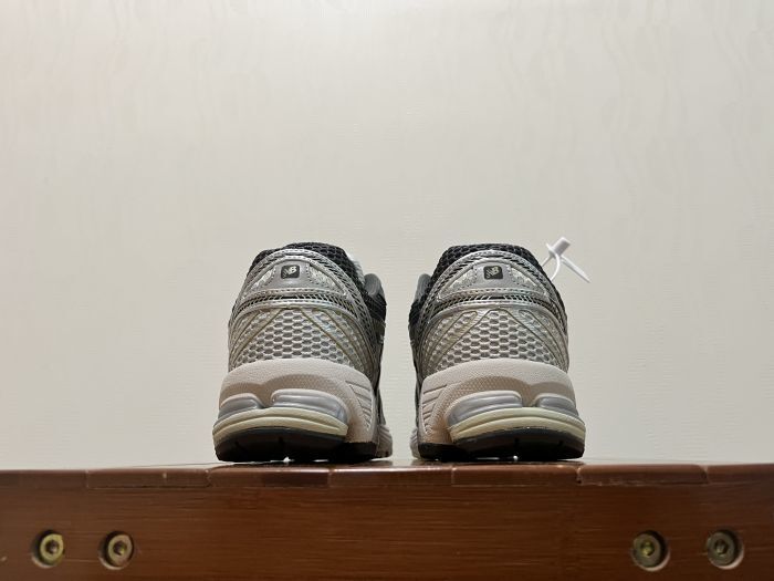 New Balance 860