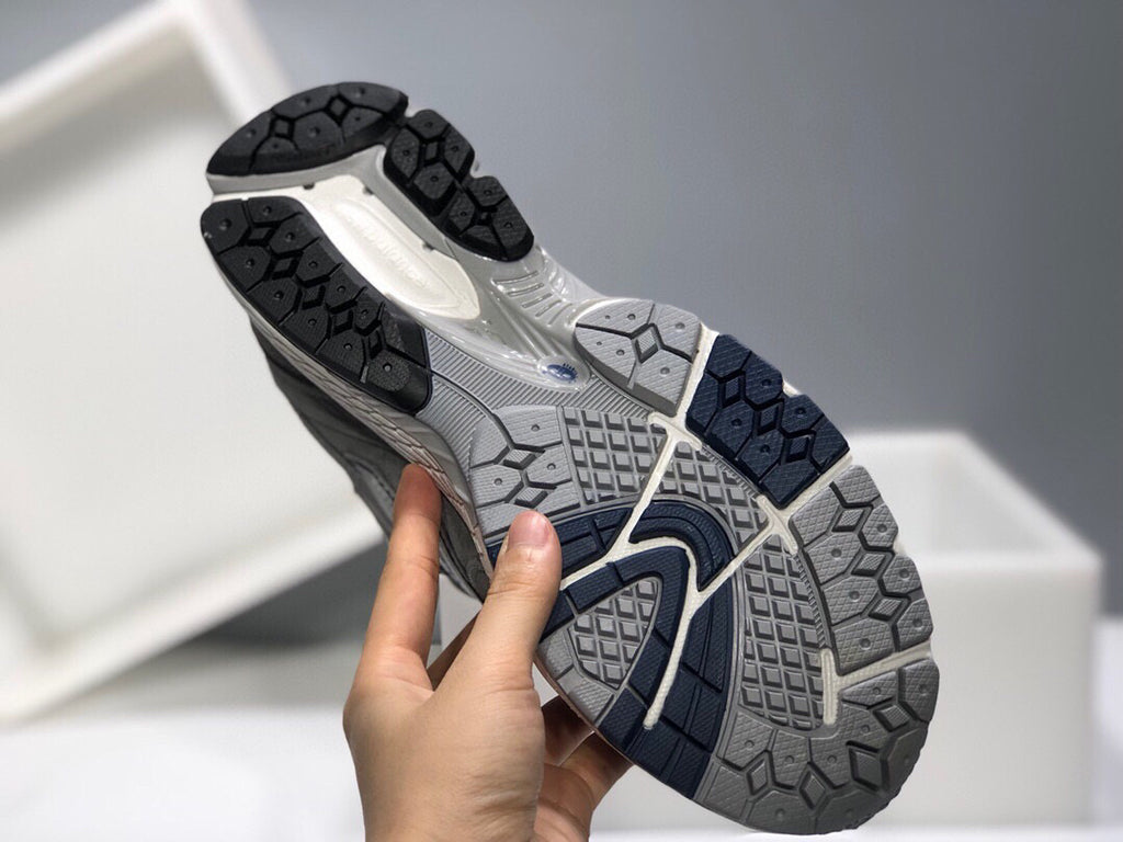 New Balance 860