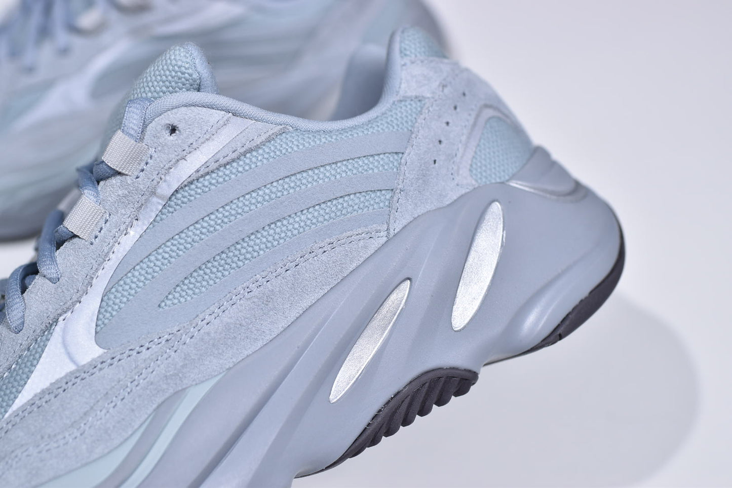 Adidas Hospital Wave 700