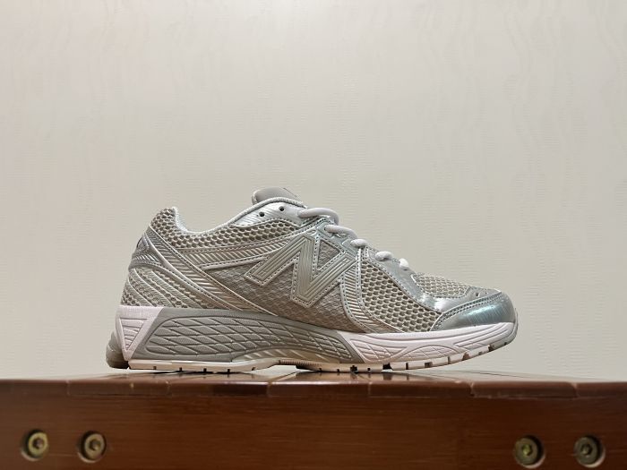 New Balance 860