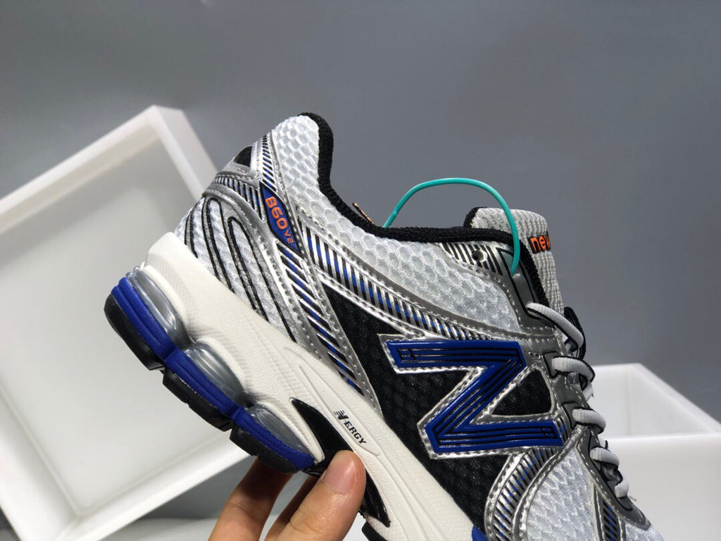 New Balance 860