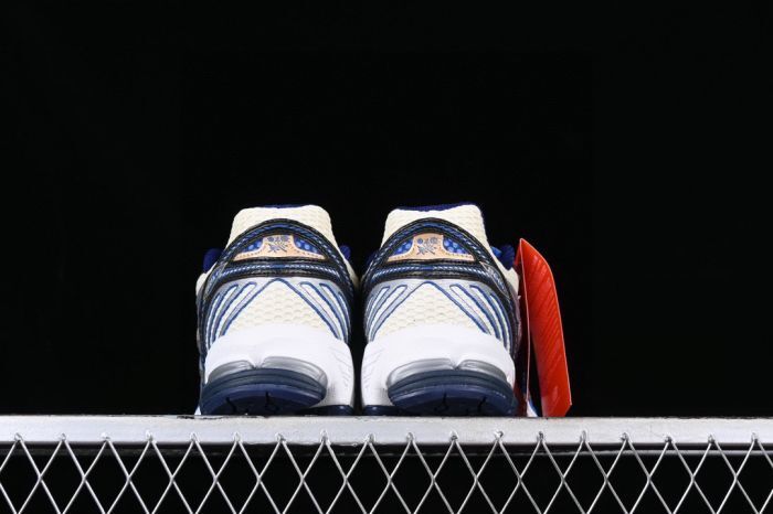 New Balance 860