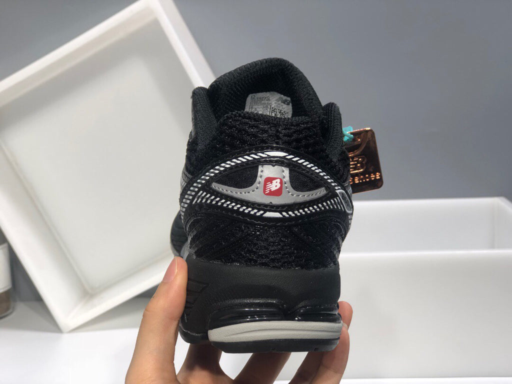 New Balance 860