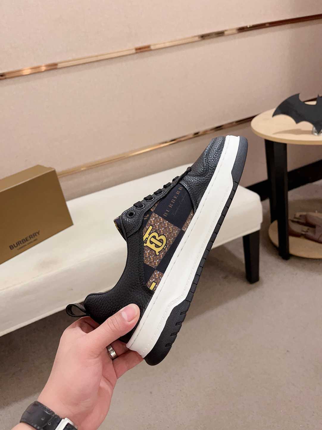 Burberry Knight Sneakers