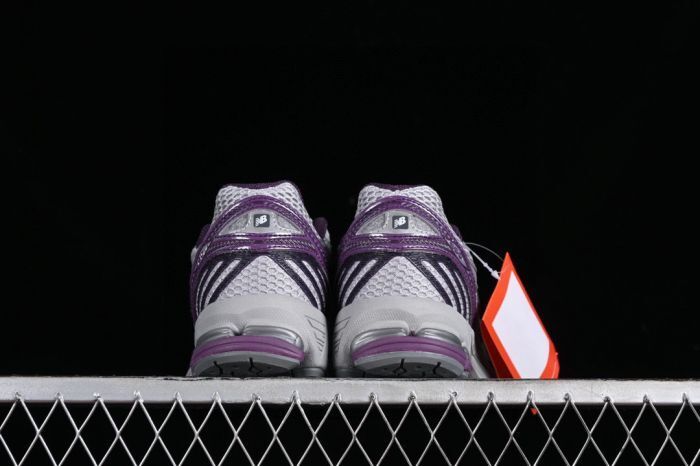 New Balance 860