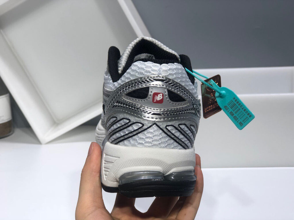New Balance 860