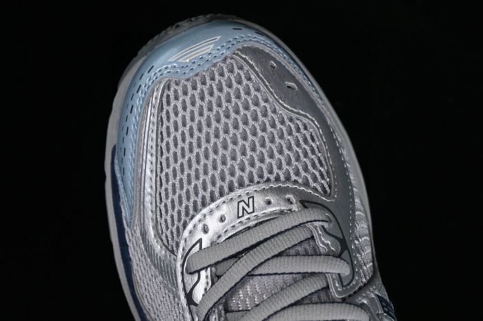 New Balance 860