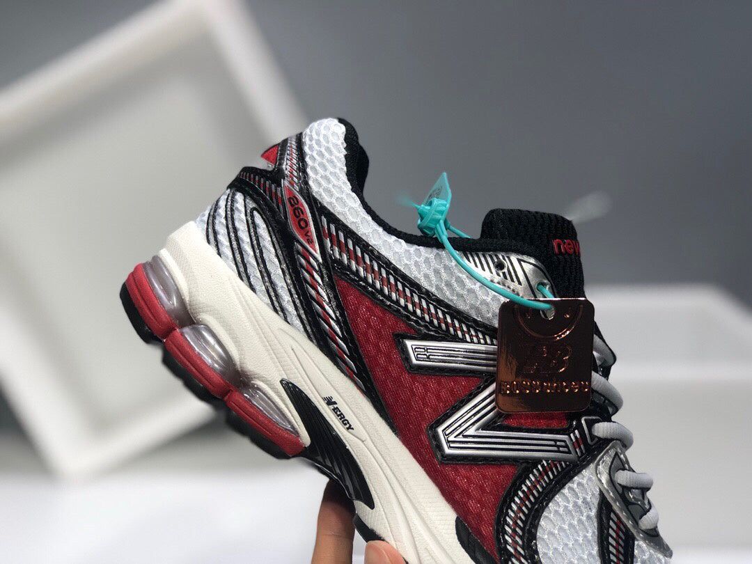 New Balance 860