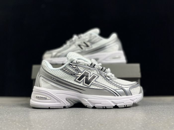 New Balance 740