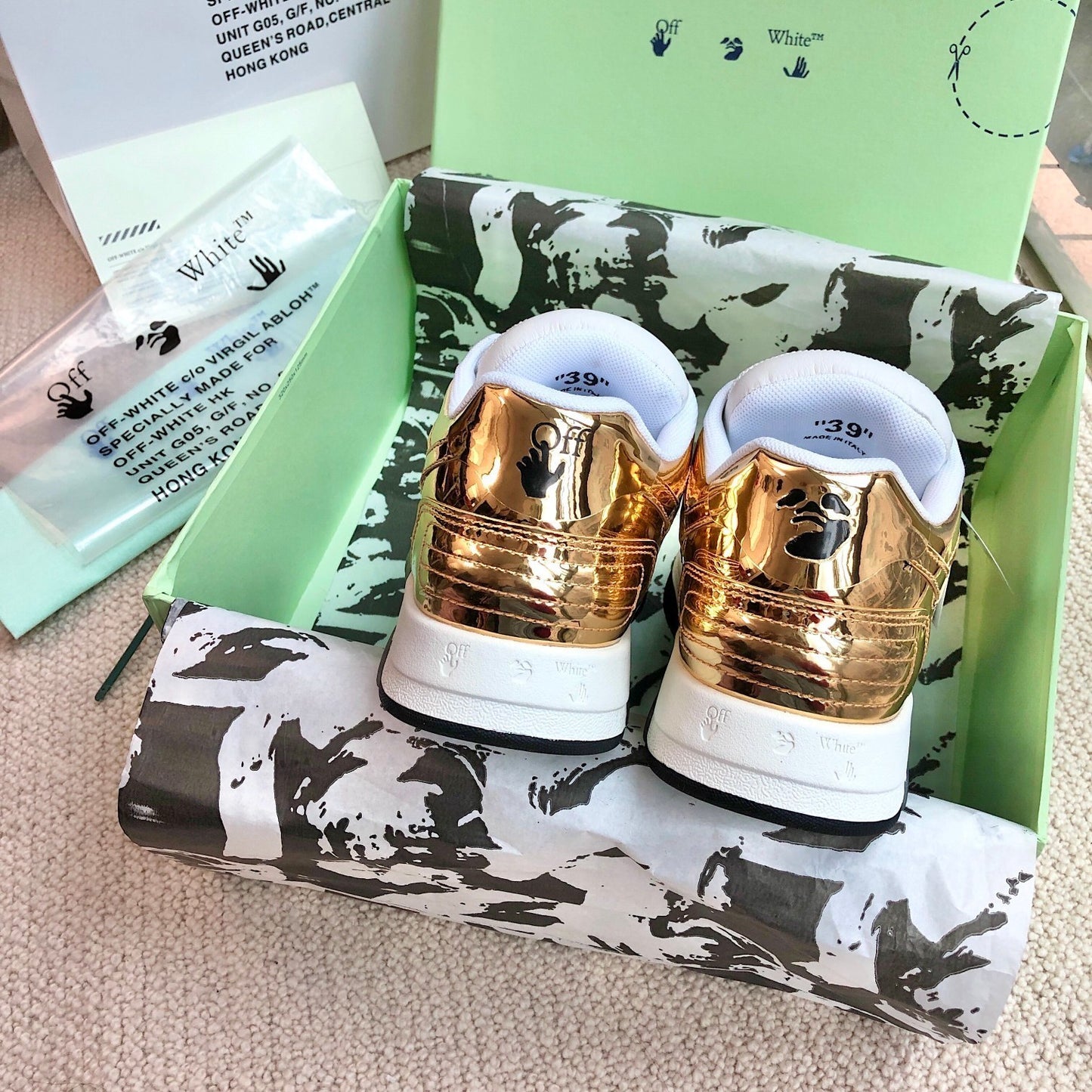 OFF-White Out of office