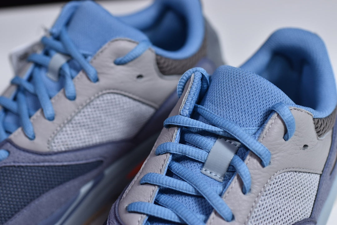 Adidas Carbon Wave 700