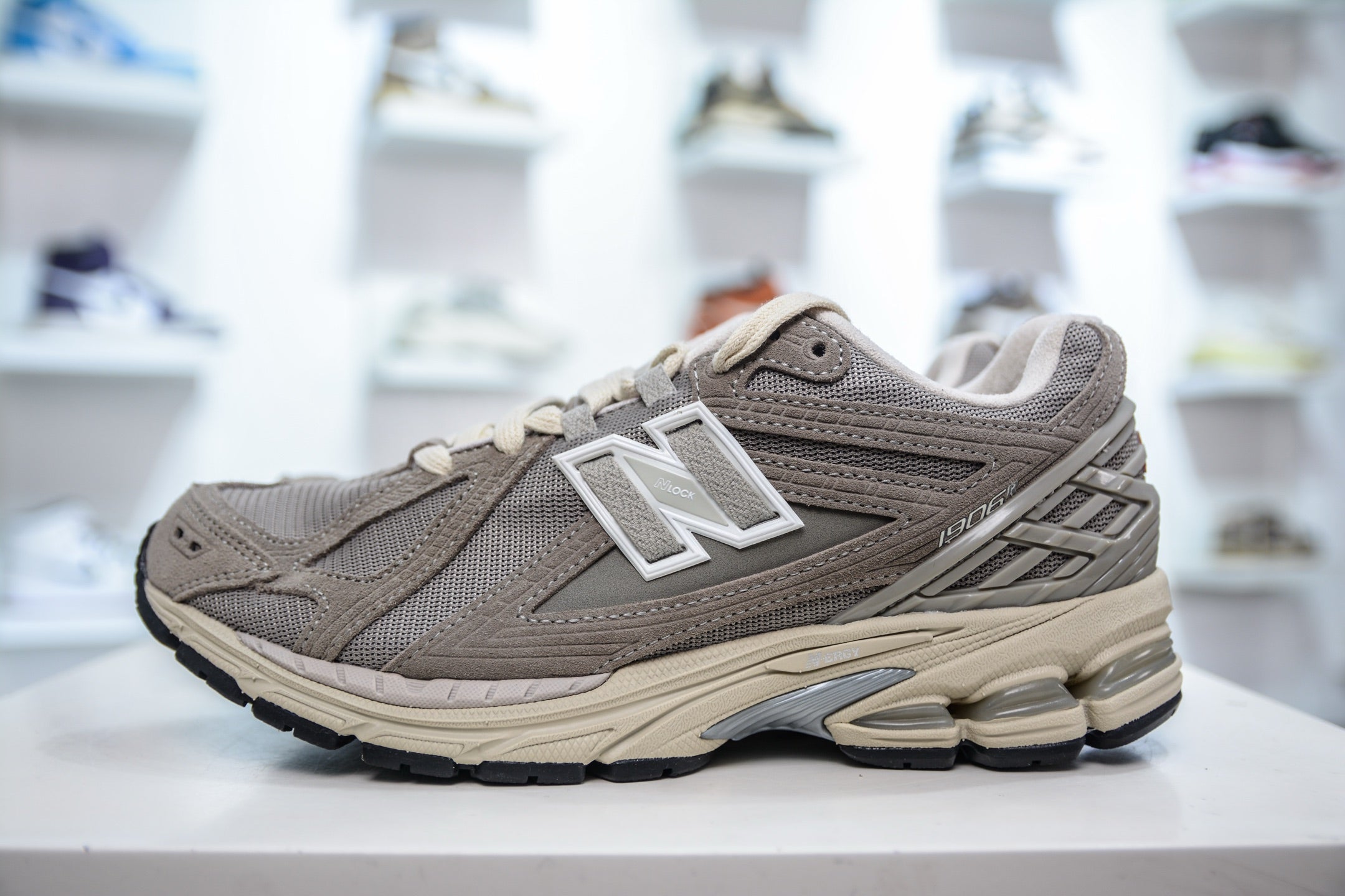 New Balance 1906R