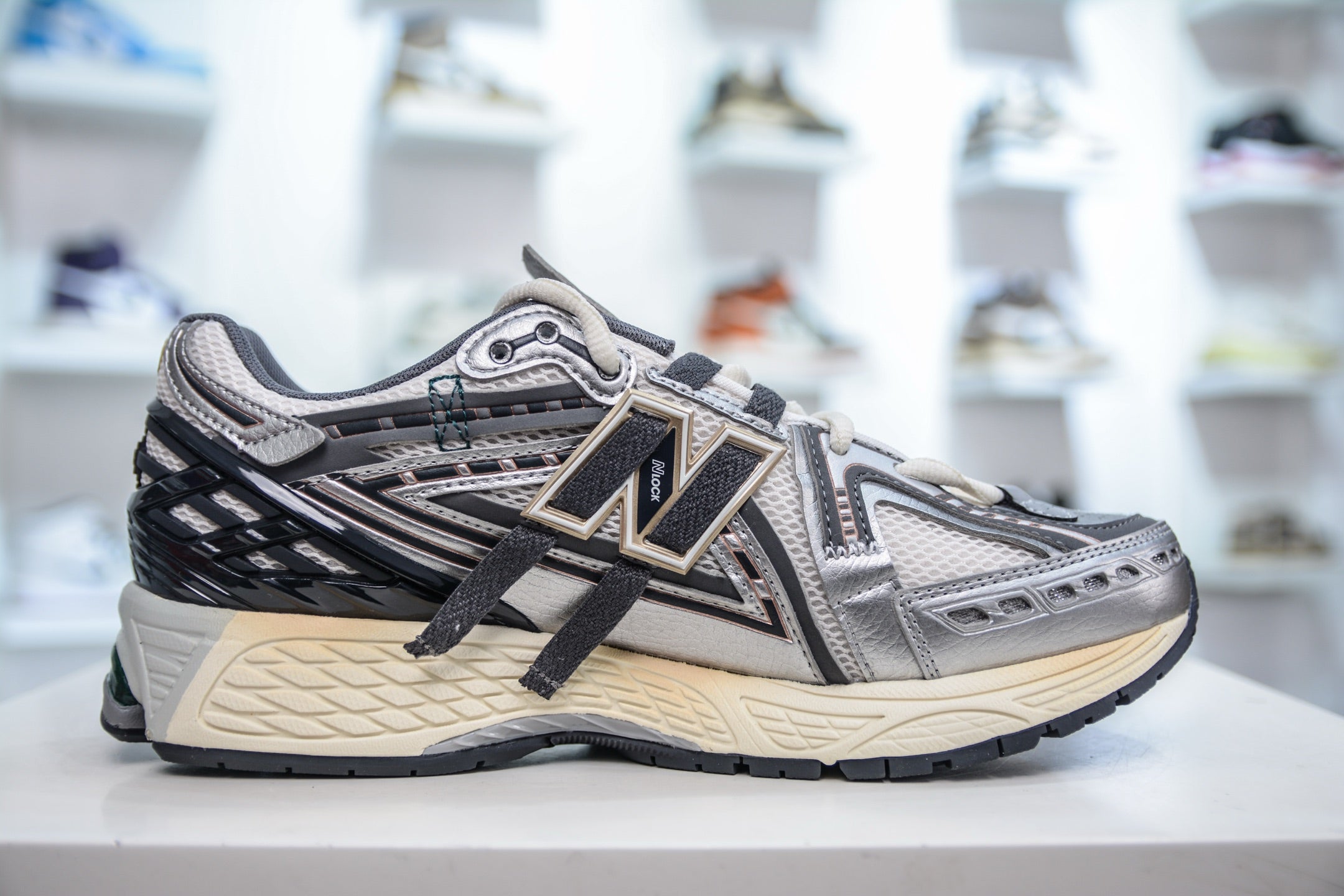 New Balance 1906R