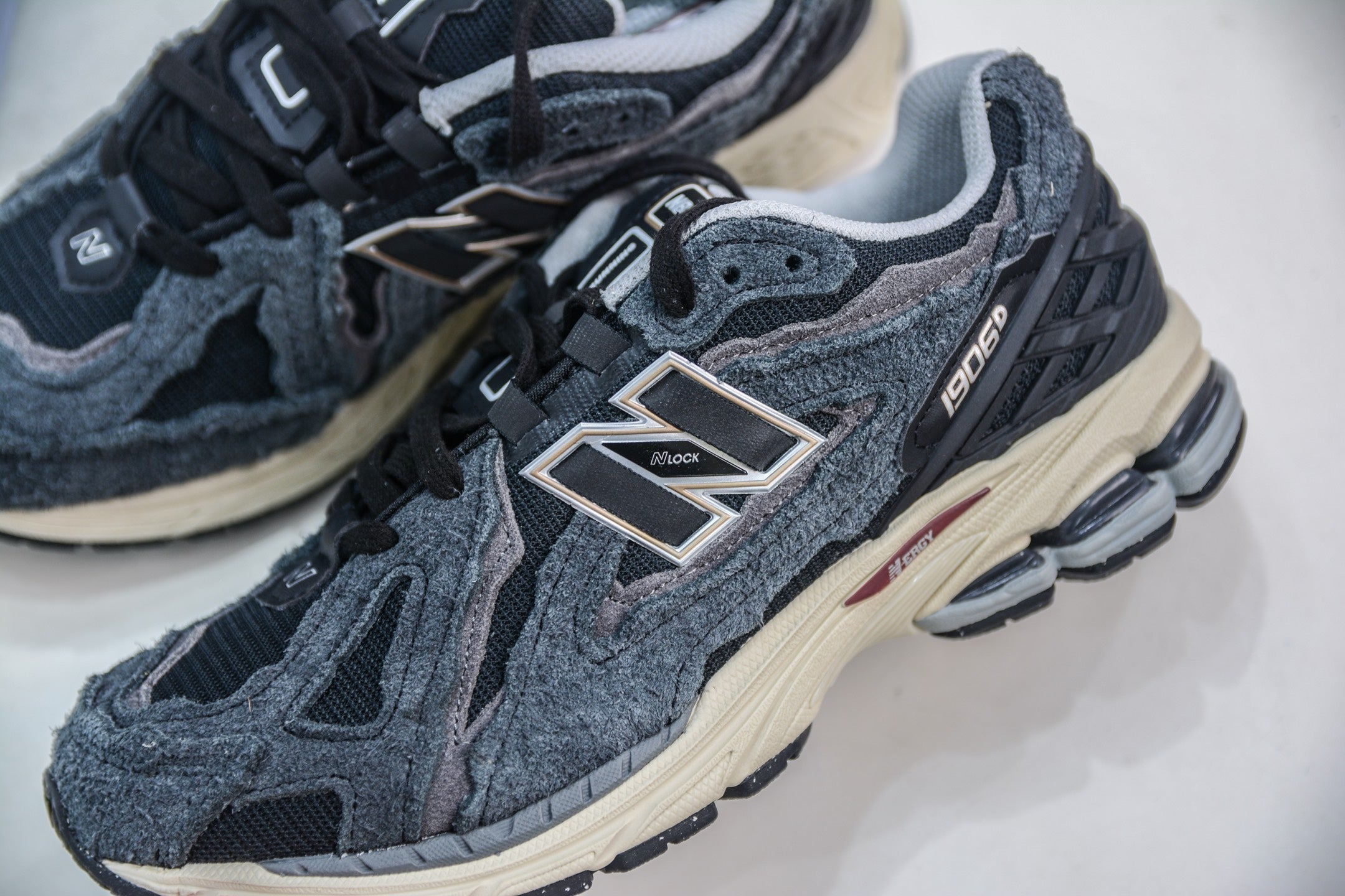 New Balance 1906R